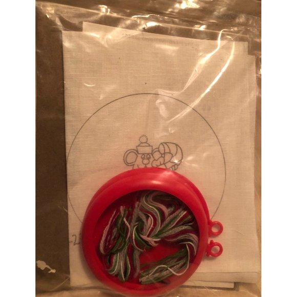 Vintage crewel Christmas craft kit - Picture 3 of 3